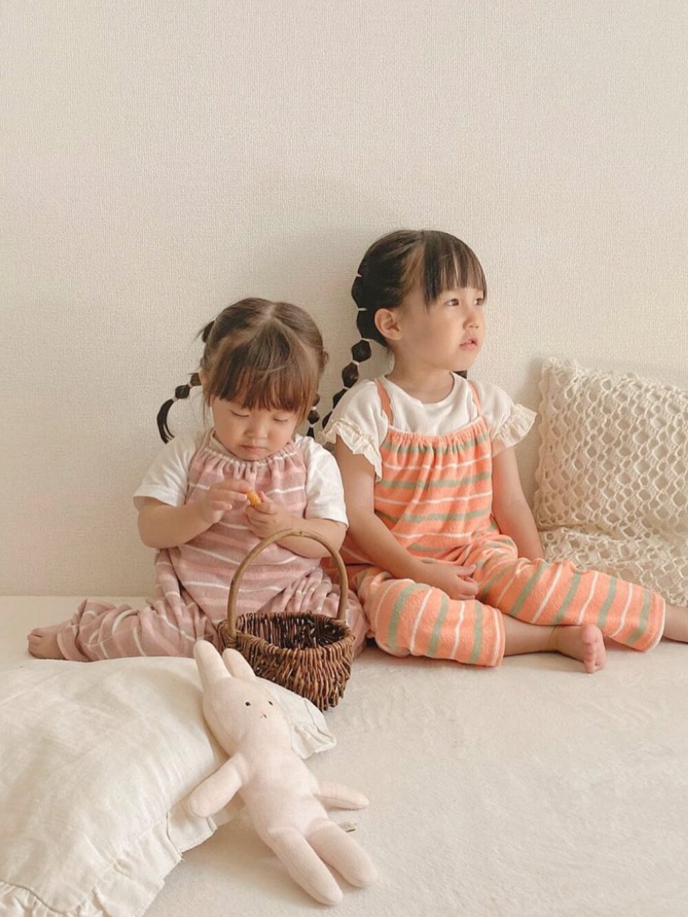 ホワイト系のTシャツ/カットソーを着用したキッズの夏コーディネートの2枚目の写真