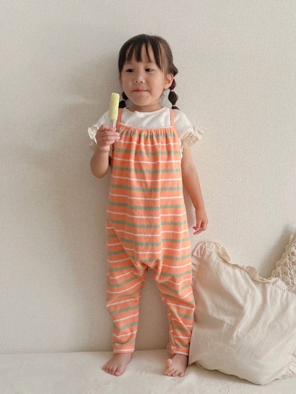 ホワイト系のTシャツ/カットソーを着用したキッズの夏コーディネートの3枚目の写真