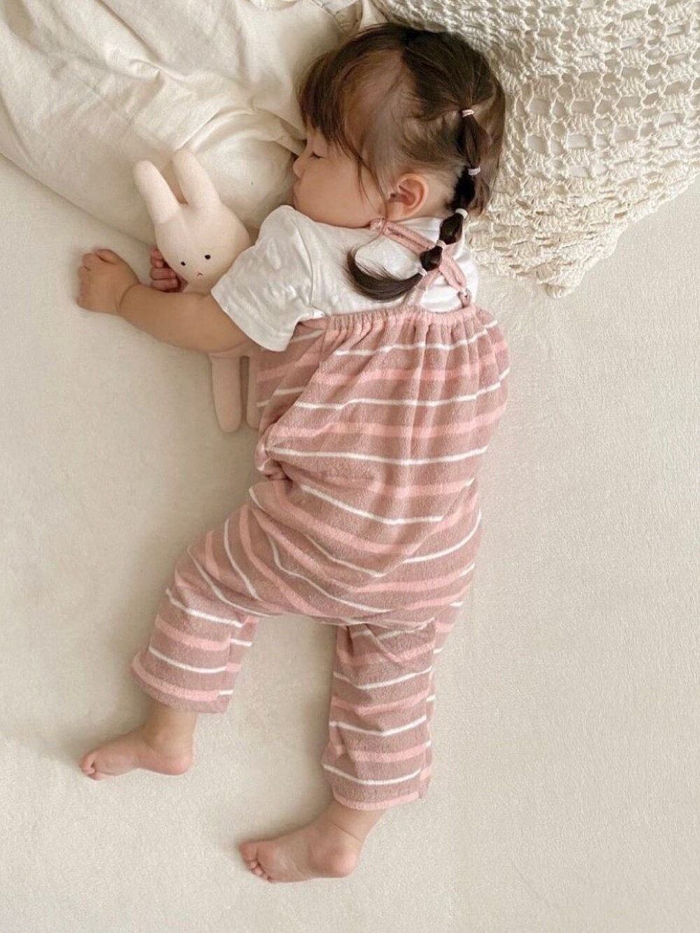 ホワイト系のトップスを着用したキッズの夏コーディネートの2枚目の写真