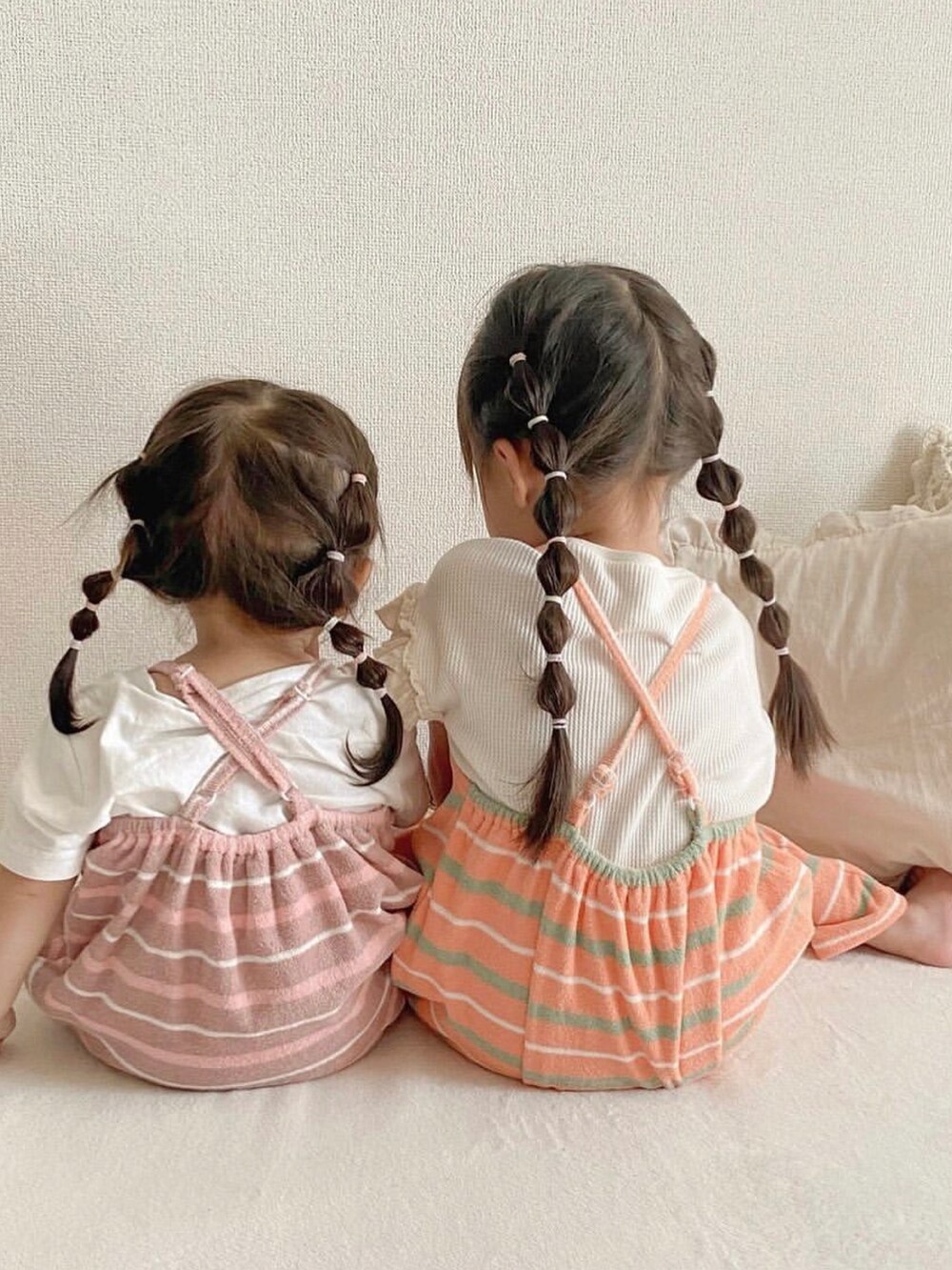 ホワイト系のTシャツ/カットソーを着用したキッズの夏コーディネートの3枚目の写真