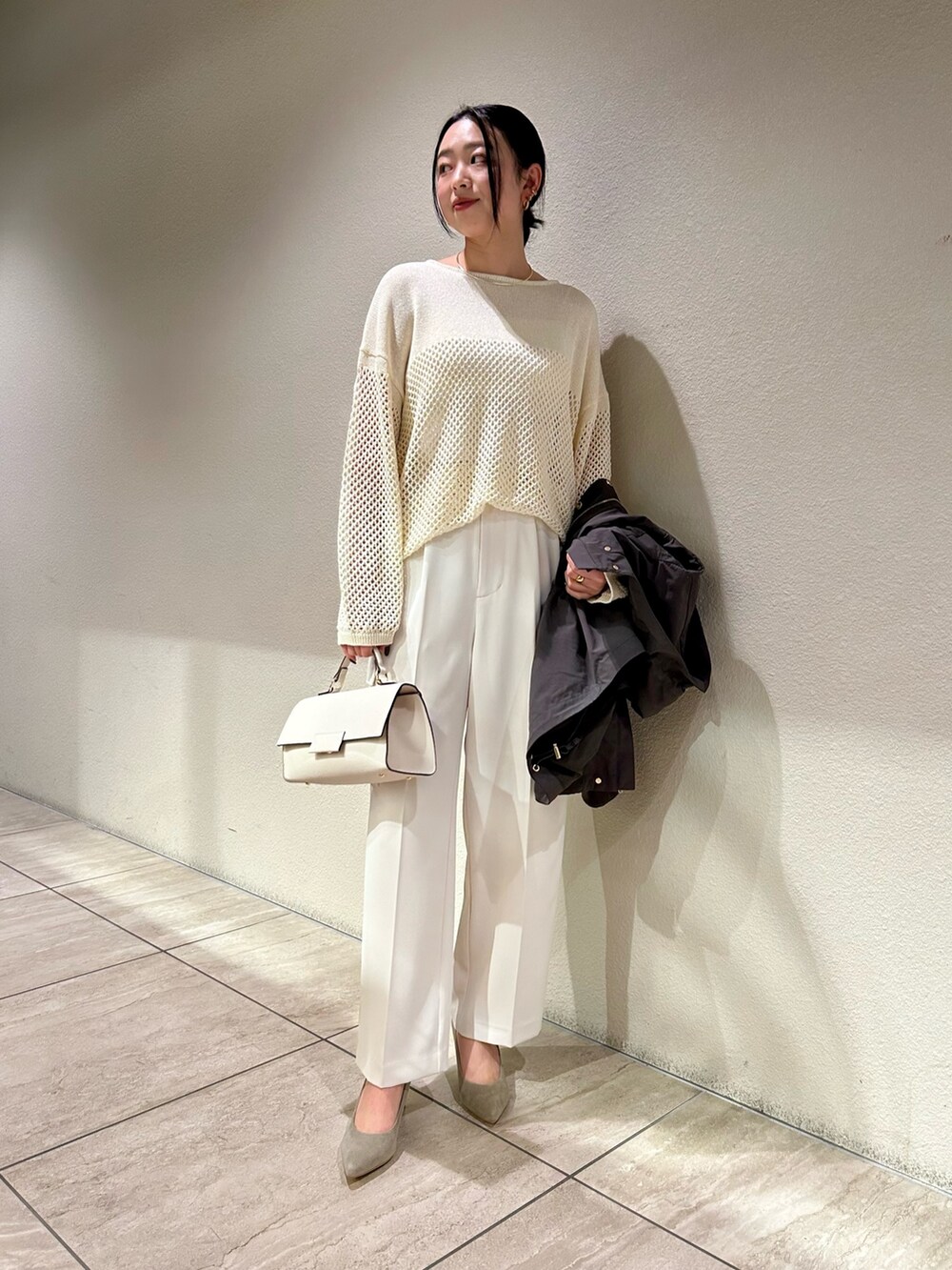 ホワイト系のその他パンツ、グレー系のブルゾン、ホワイト系のニット/セーターを着用したレディースの冬コーディネートの2枚目の写真