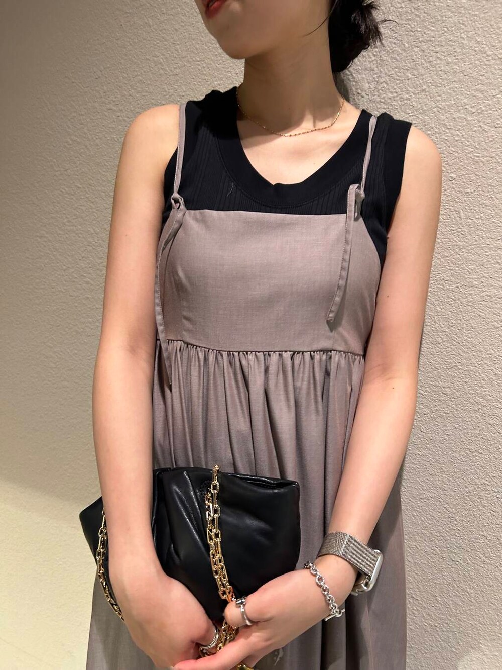 ホワイト系のサンダル、ブラック系のTシャツ/カットソー、ブラウン系のワンピースを着用したレディースの夏コーディネートの4枚目の写真