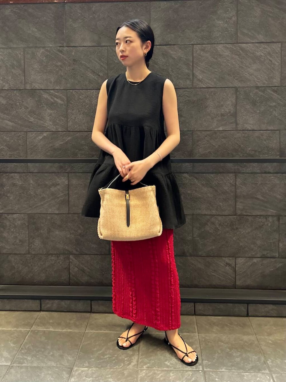 「サンダルコーデ、夏バッグ」｜「URBAN RESEARCH ROSSO WOMENのジャガードイージーストレートスカート（スカート、レッド系）」を使った、MIREIさん（レディース・165cm）の春コーディネートの2枚目の写真