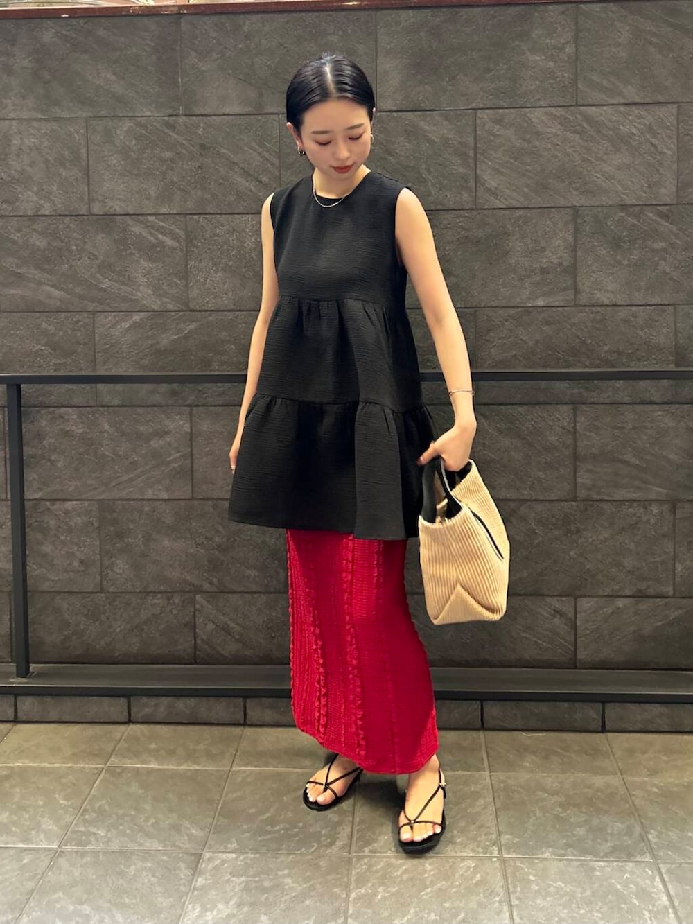 「サンダルコーデ、夏バッグ」｜「URBAN RESEARCH ROSSO WOMENのジャガードイージーストレートスカート（スカート、レッド系）」を使った、MIREIさん（レディース・165cm）の春コーディネートの4枚目の写真