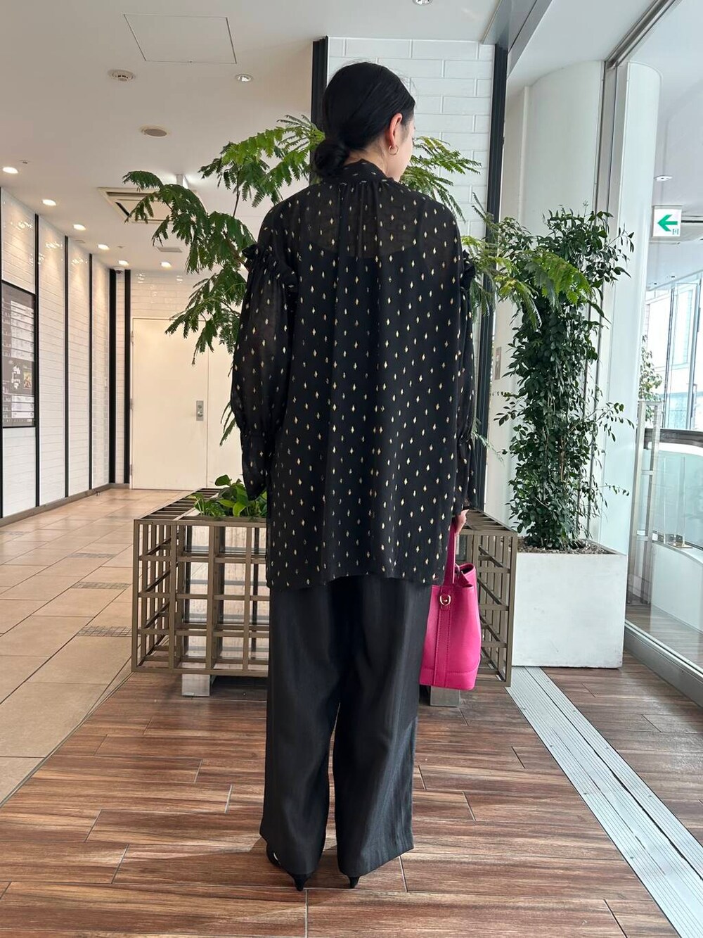 ピンク系のハンドバッグ、ブラック系のシャツ/ブラウス、ブラック系のその他パンツを着用したレディースの夏コーディネートの3枚目の写真
