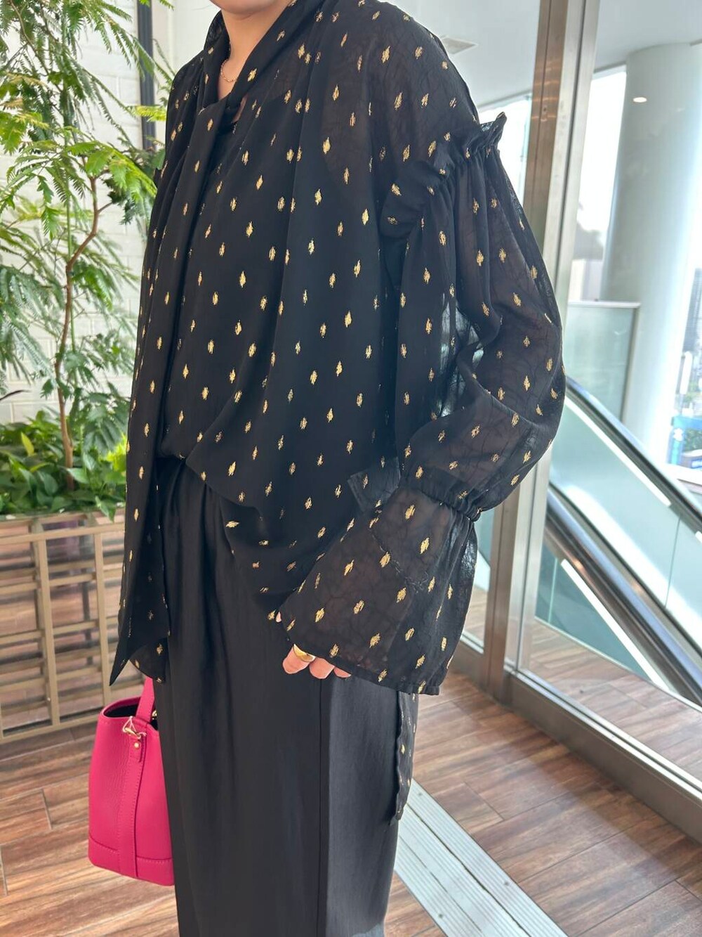 ピンク系のハンドバッグ、ブラック系のシャツ/ブラウス、ブラック系のその他パンツを着用したレディースの夏コーディネートの4枚目の写真