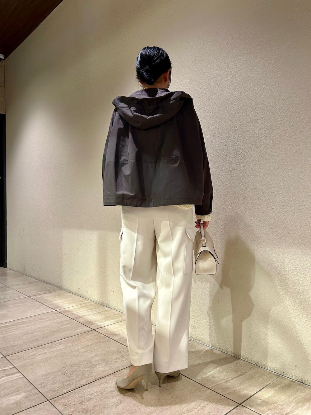ホワイト系のその他パンツ、グレー系のブルゾン、ホワイト系のニット/セーターを着用したレディースの冬コーディネートの3枚目の写真