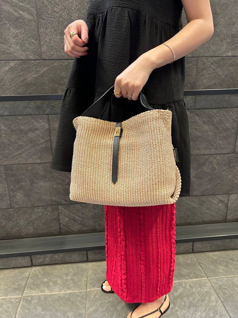 「サンダルコーデ、夏バッグ」｜「URBAN RESEARCH ROSSO WOMENのジャガードイージーストレートスカート（スカート、レッド系）」を使った、MIREIさん（レディース・165cm）の春コーディネートの5枚目の写真