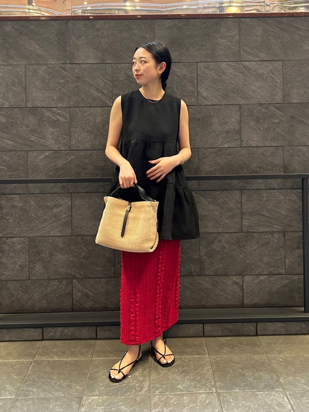 「サンダルコーデ、夏バッグ」｜「URBAN RESEARCH ROSSO WOMENのジャガードイージーストレートスカート（スカート、レッド系）」を使った、MIREIさん（レディース・165cm）の春コーディネートの3枚目の写真