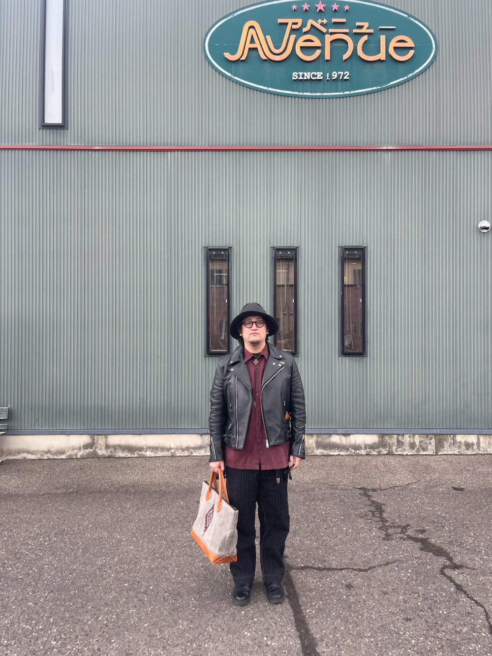 ブラック系のデニムパンツ、ブラック系のブーツ、ブラック系のライダースジャケットを着用したメンズの冬コーディネートの2枚目の写真