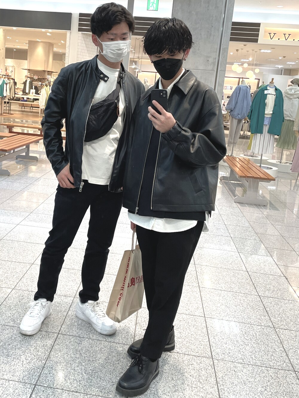 ブラック系のベスト、ホワイト系のシャツ/ブラウス、ブラック系のブルゾンを着用したメンズの春コーディネートの4枚目の写真