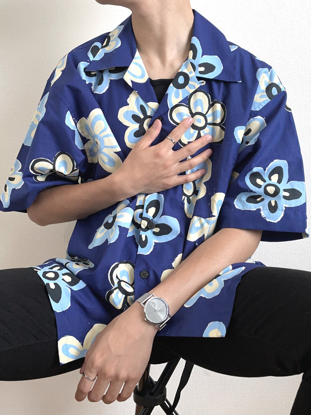 ブルー系のシャツ/ブラウス、ブラック系のタンクトップ、ブラック系のデニムパンツを着用したメンズの夏コーディネートの5枚目の写真