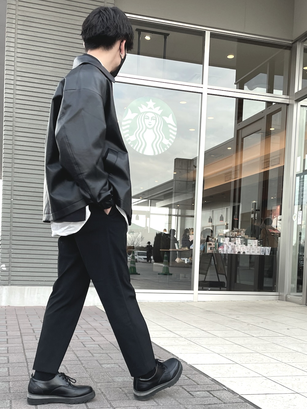 ブラック系のベスト、ホワイト系のシャツ/ブラウス、ブラック系のブルゾンを着用したメンズの春コーディネートの2枚目の写真