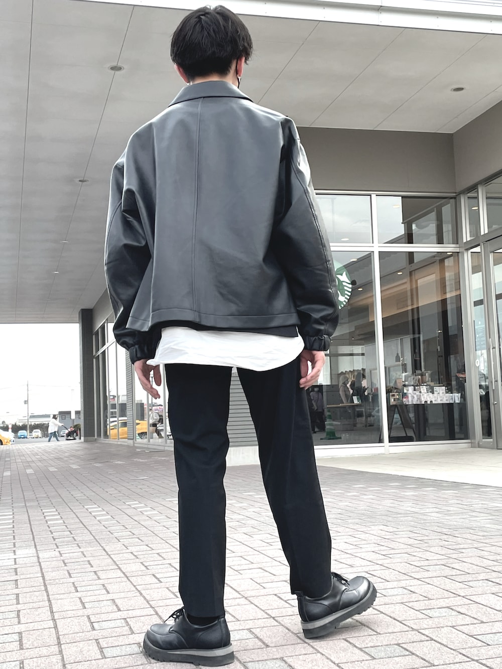 ブラック系のベスト、ホワイト系のシャツ/ブラウス、ブラック系のブルゾンを着用したメンズの春コーディネートの3枚目の写真