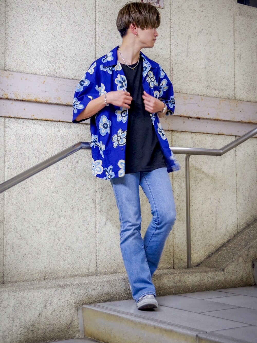 ãã«ãŒç³»ã®ã·ã£ã/ãã©ãŠã¹ããã©ãã¯ç³»ã®ã¿ã³ã¯ãããããã«ãŒç³»ã®ããã ãã³ããççšããã¡ã³ãºã®å€ã³ãŒãã£ããŒãã®2æç®ã®åç