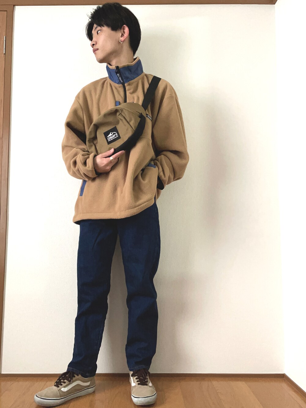 ベージュ系のスウェット、ブルー系のデニムパンツ、ベージュ系のスニーカーを着用したメンズの春コーディネートの2枚目の写真