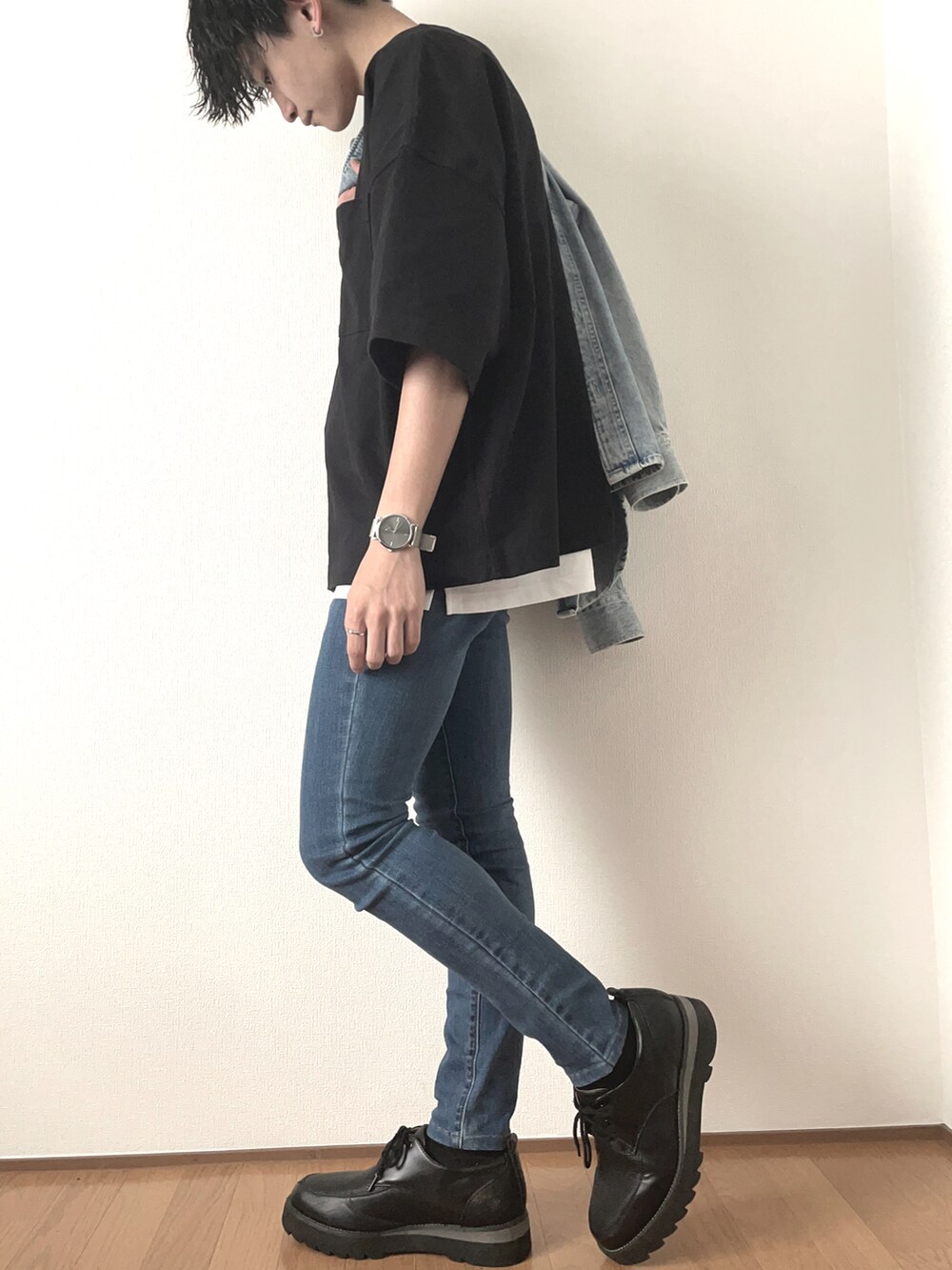 ブラック系のTシャツ/カットソー、ブルー系のデニムジャケット、ホワイト系のタンクトップを着用したメンズの春コーディネートの2枚目の写真
