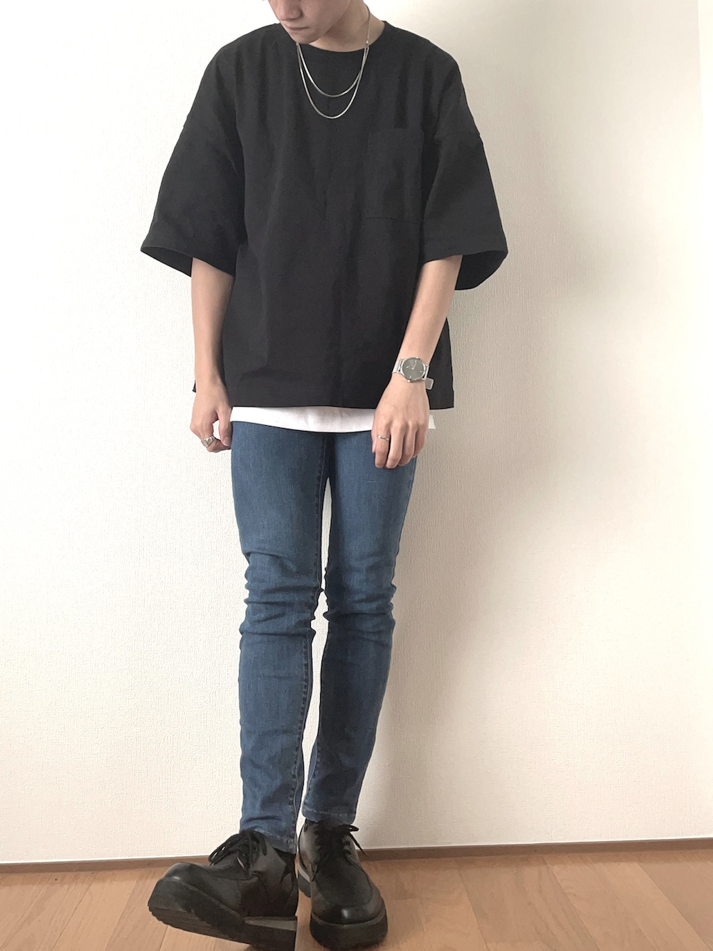 ブラック系のTシャツ/カットソー、ブルー系のデニムジャケット、ホワイト系のタンクトップを着用したメンズの春コーディネートの3枚目の写真