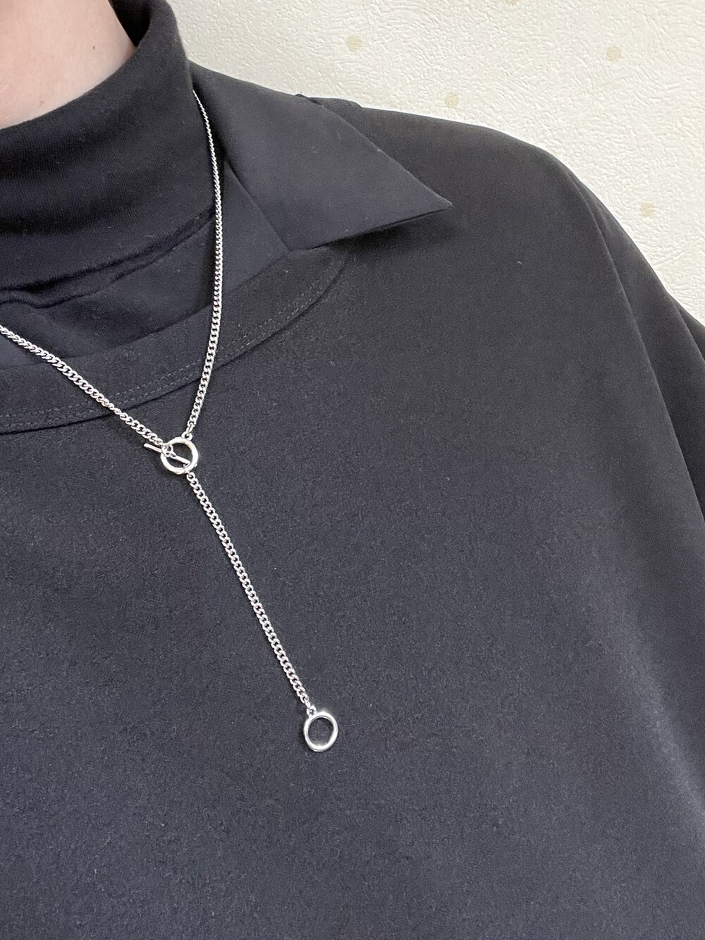 ブラック系のワンピース、ブラック系のTシャツ/カットソー、ブラック系のベストを着用したメンズの冬コーディネートの4枚目の写真
