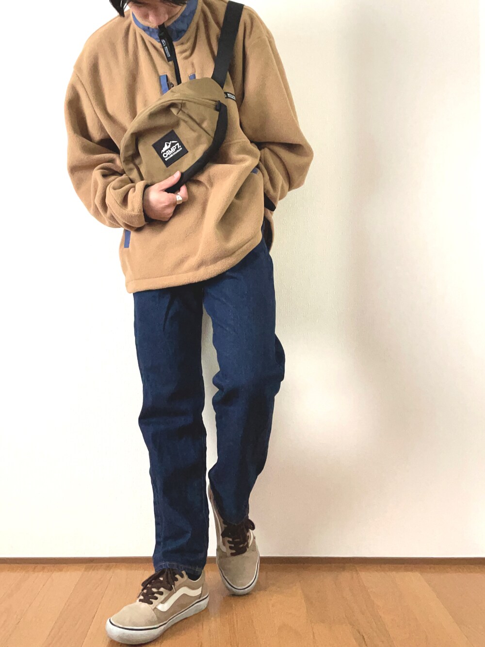 ベージュ系のスウェット、ブルー系のデニムパンツ、ベージュ系のスニーカーを着用したメンズの春コーディネートの4枚目の写真