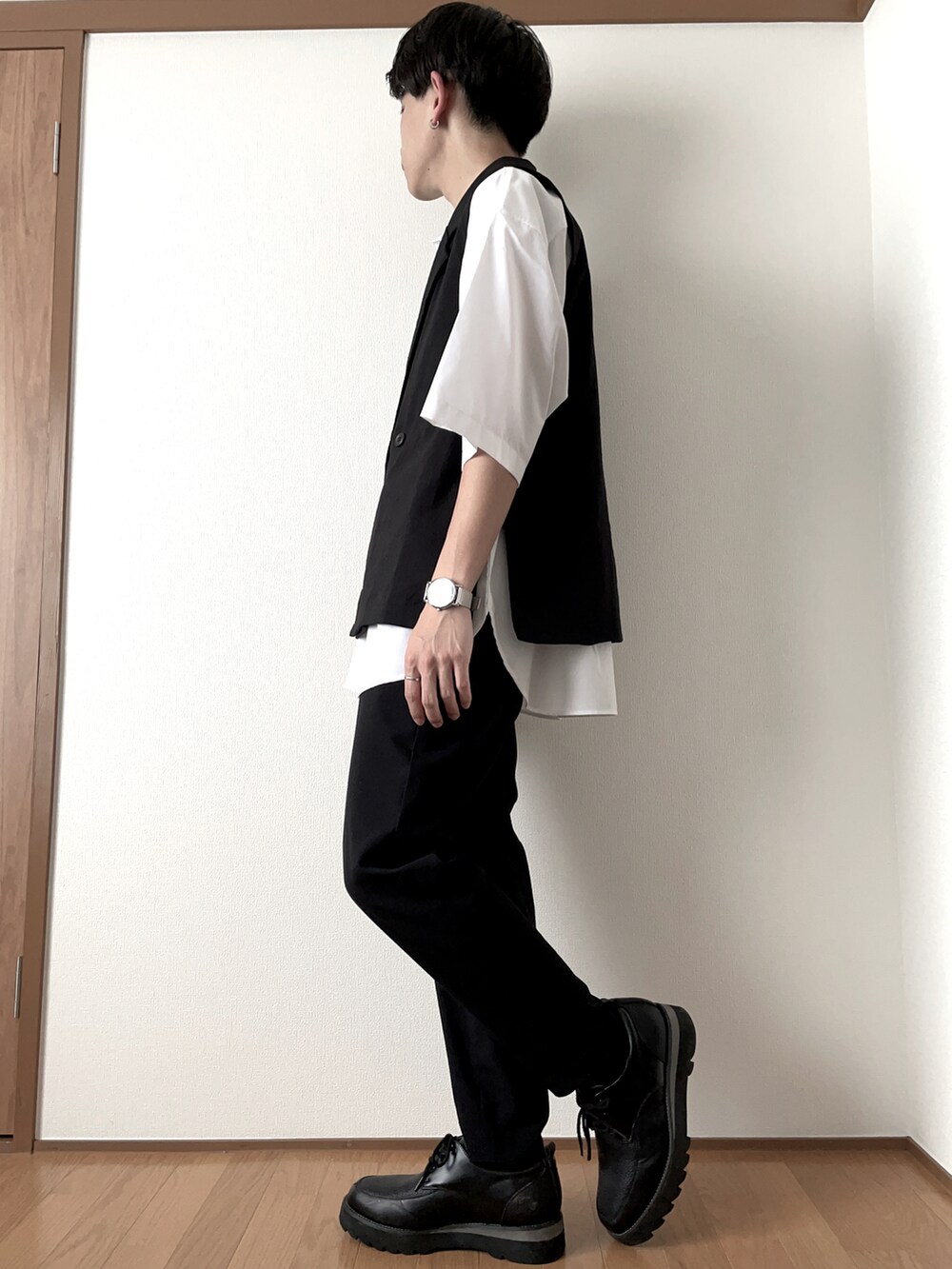 ブラック系のベスト、ホワイト系のシャツ/ブラウス、ブラック系のその他パンツを着用したメンズの春コーディネートの2枚目の写真