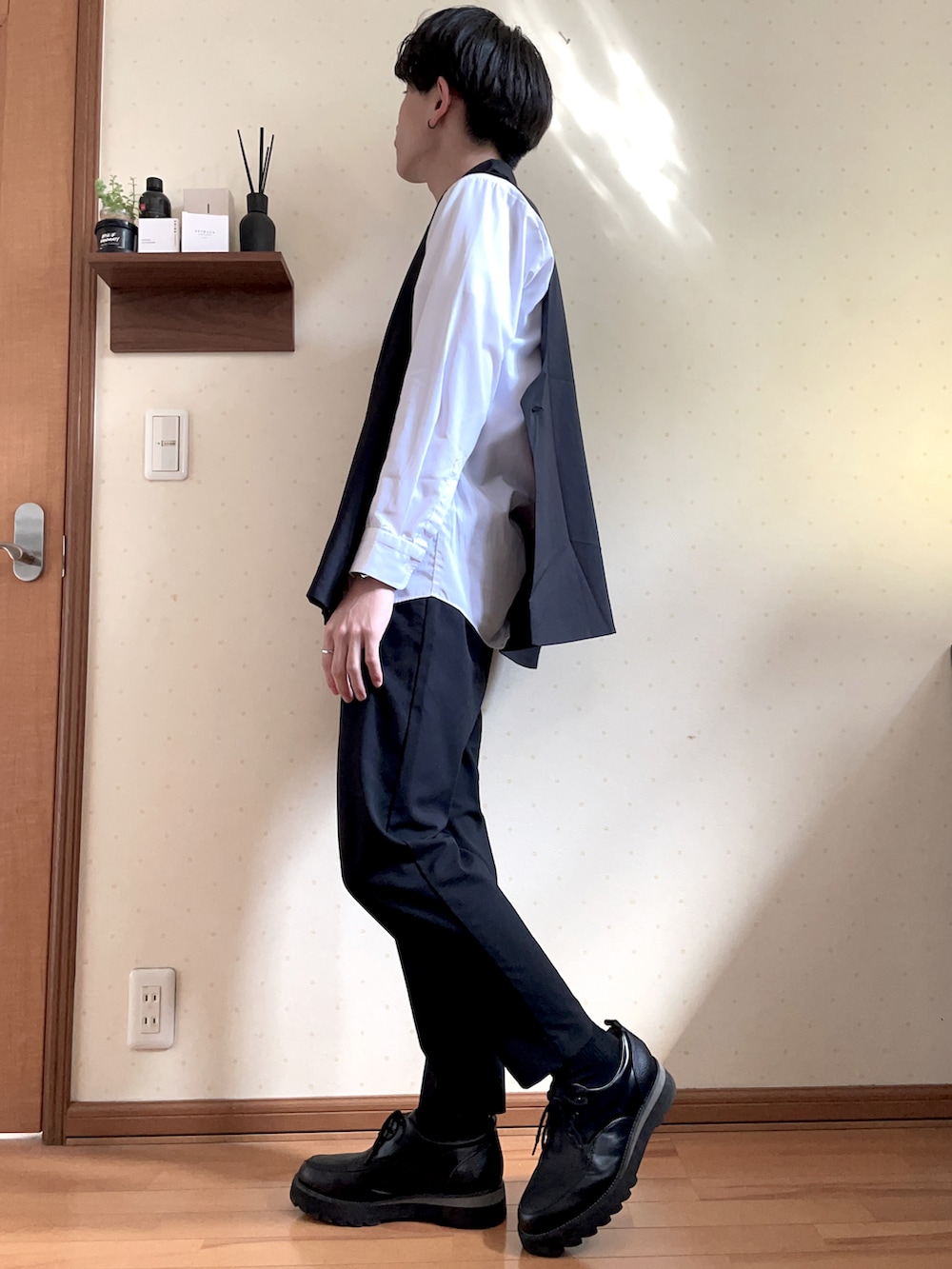 ブラック系のベスト、ホワイト系のシャツ/ブラウス、ブラック系のパンツを着用したメンズの春コーディネートの4枚目の写真