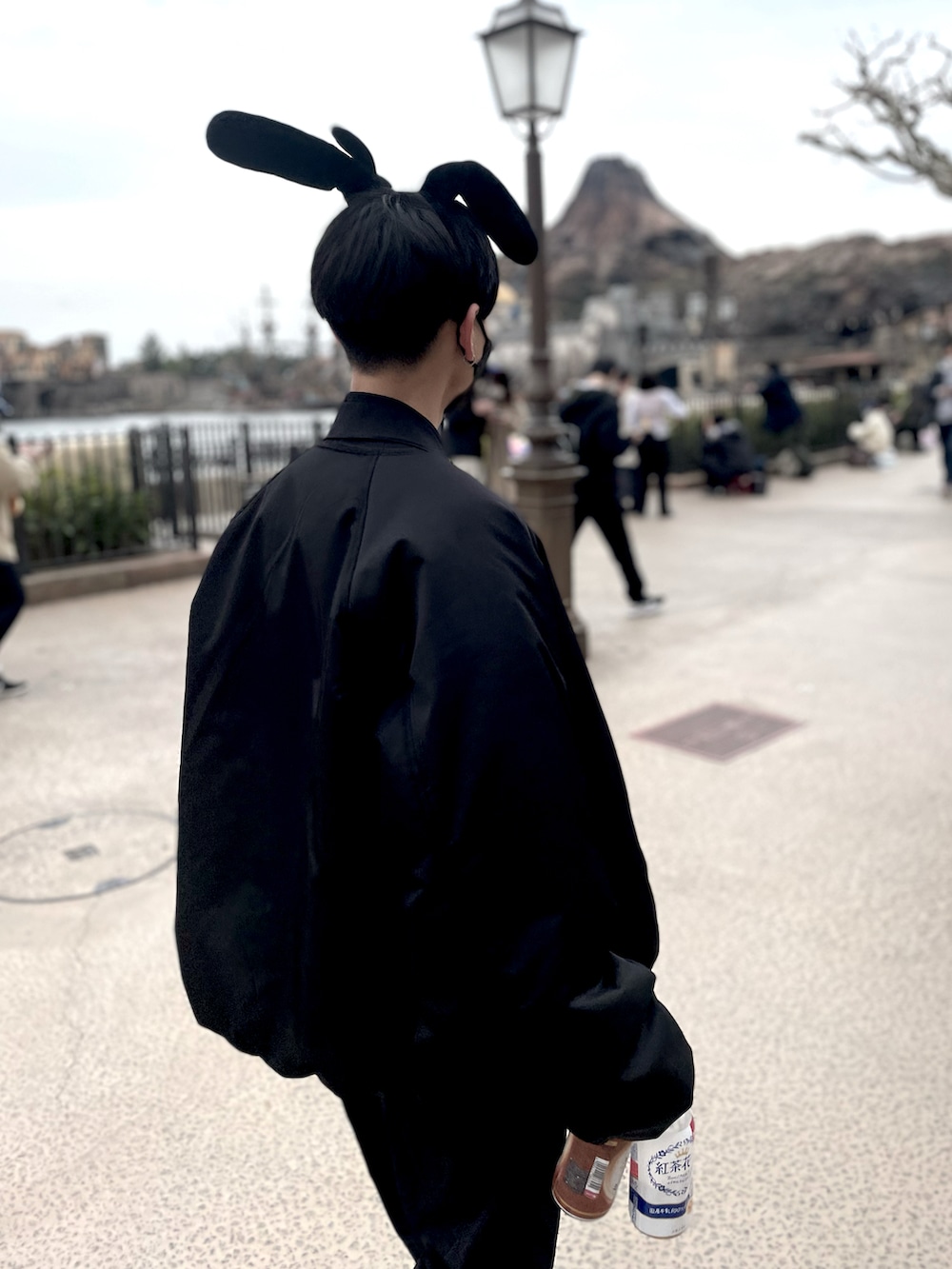 ブラック系のMA-1、ブラック系のベスト、ホワイト系のTシャツ/カットソーを着用したメンズの春コーディネートの3枚目の写真