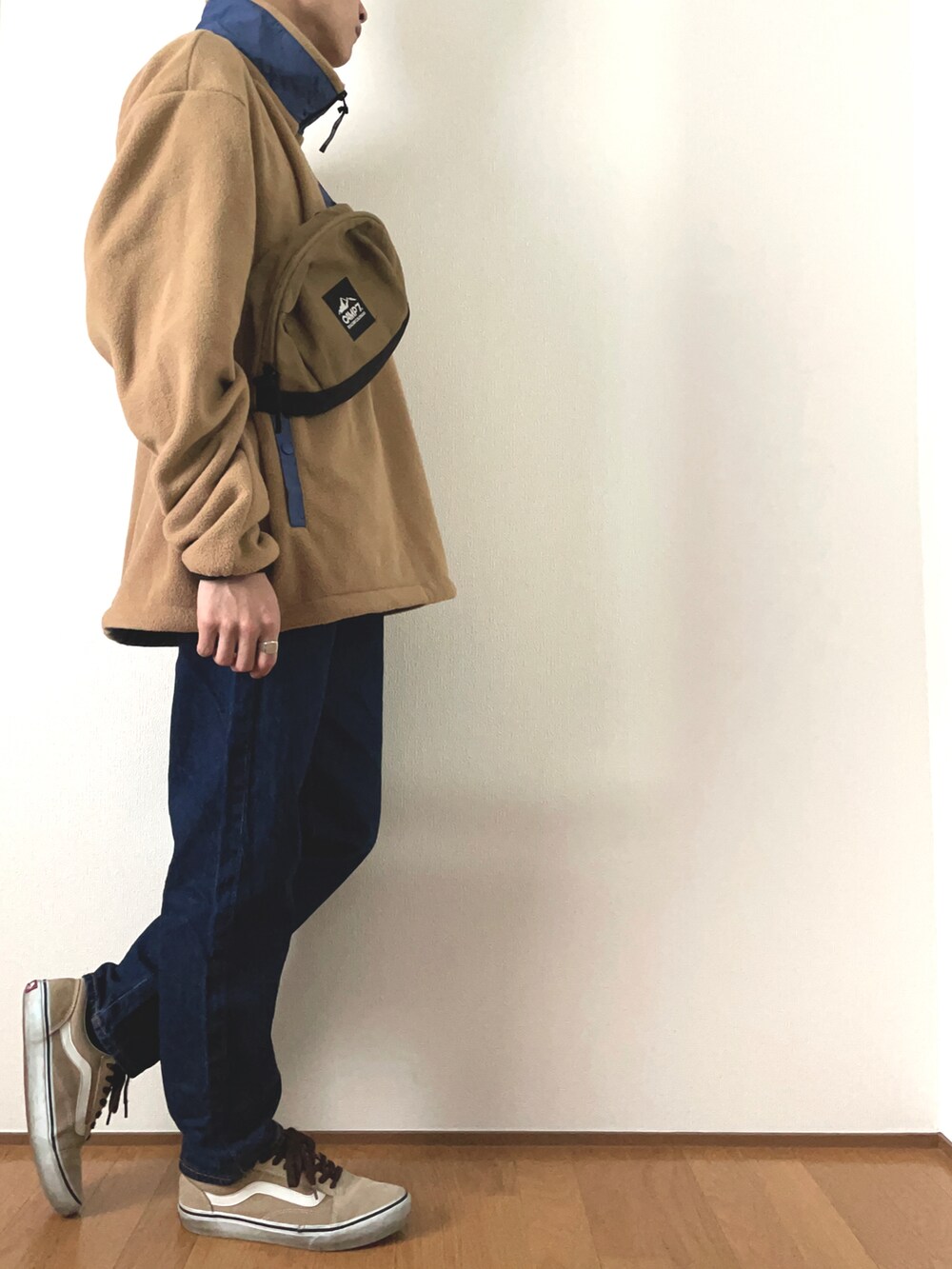 ベージュ系のスウェット、ブルー系のデニムパンツ、ベージュ系のスニーカーを着用したメンズの春コーディネートの3枚目の写真