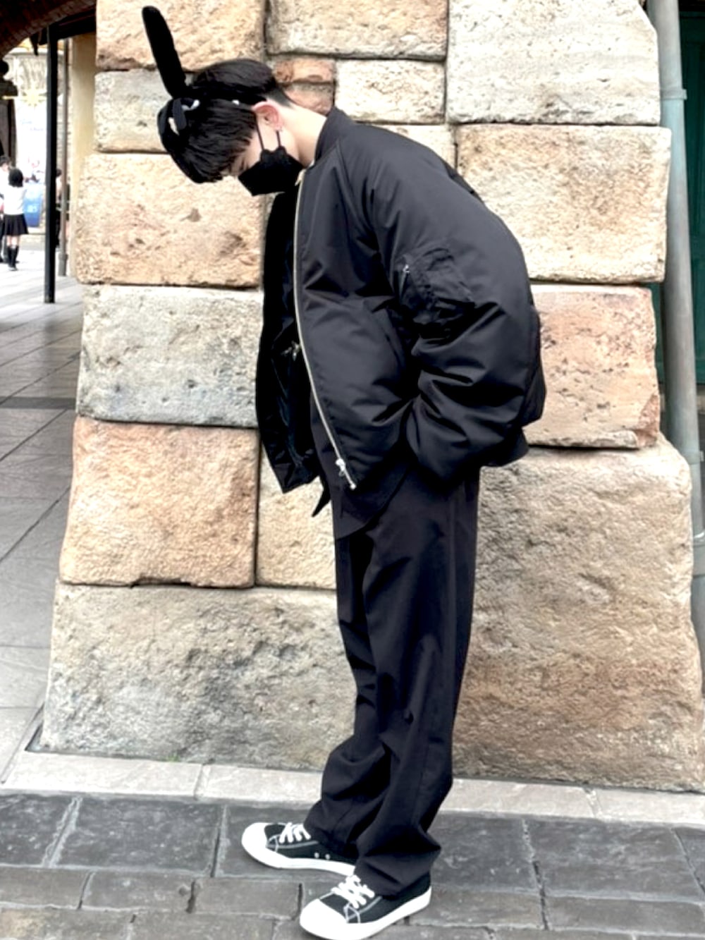 ブラック系のMA-1、ブラック系のベスト、ホワイト系のTシャツ/カットソーを着用したメンズの春コーディネートの2枚目の写真