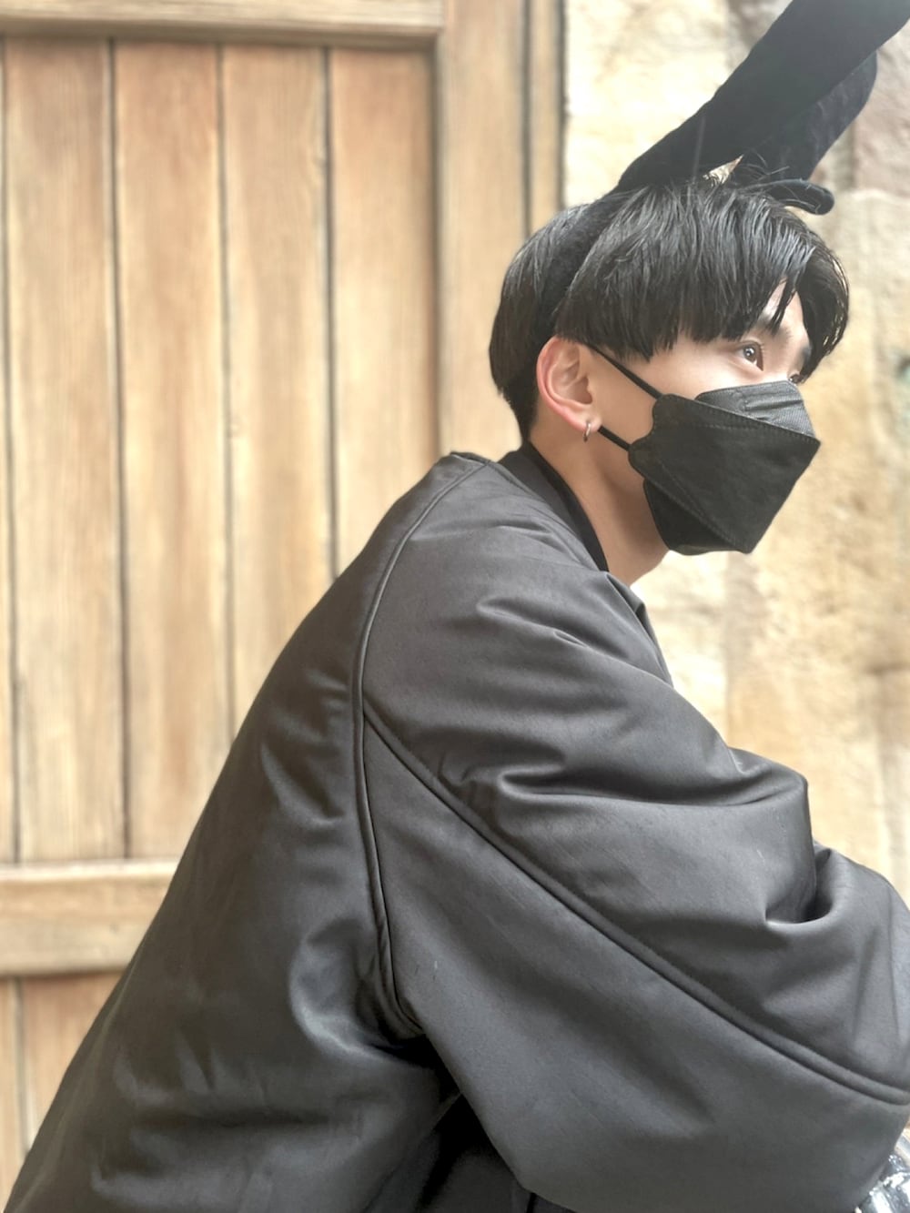 ブラック系のMA-1、ブラック系のベスト、ホワイト系のTシャツ/カットソーを着用したメンズの春コーディネートの4枚目の写真