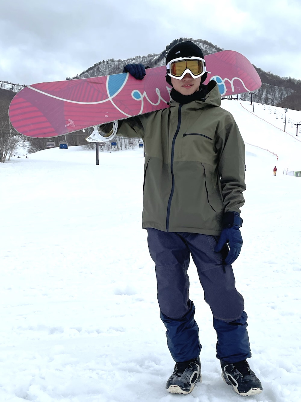 グリーン系のジャケット/アウター、ブルー系のパンツ、ブラック系のブーツを着用したメンズの春コーディネートの2枚目の写真