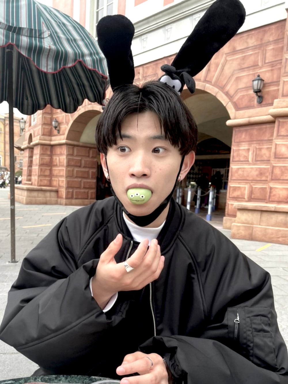 ブラック系のMA-1、ブラック系のベスト、ホワイト系のTシャツ/カットソーを着用したメンズの春コーディネートの5枚目の写真