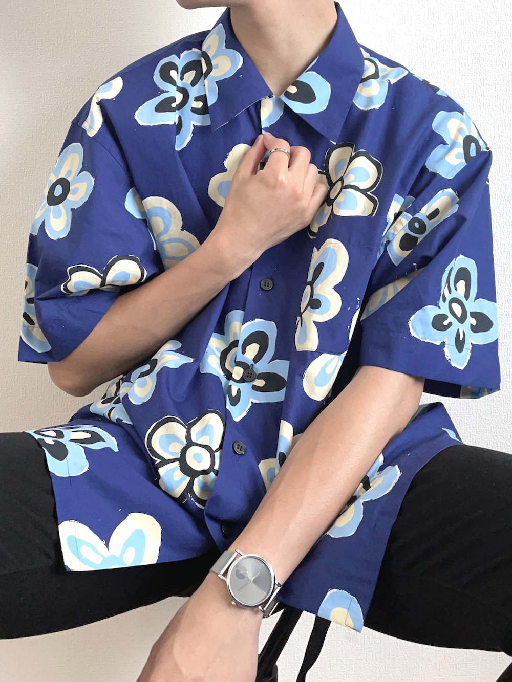 ブルー系のシャツ/ブラウス、ブラック系のタンクトップ、ブラック系のデニムパンツを着用したメンズの夏コーディネートの4枚目の写真