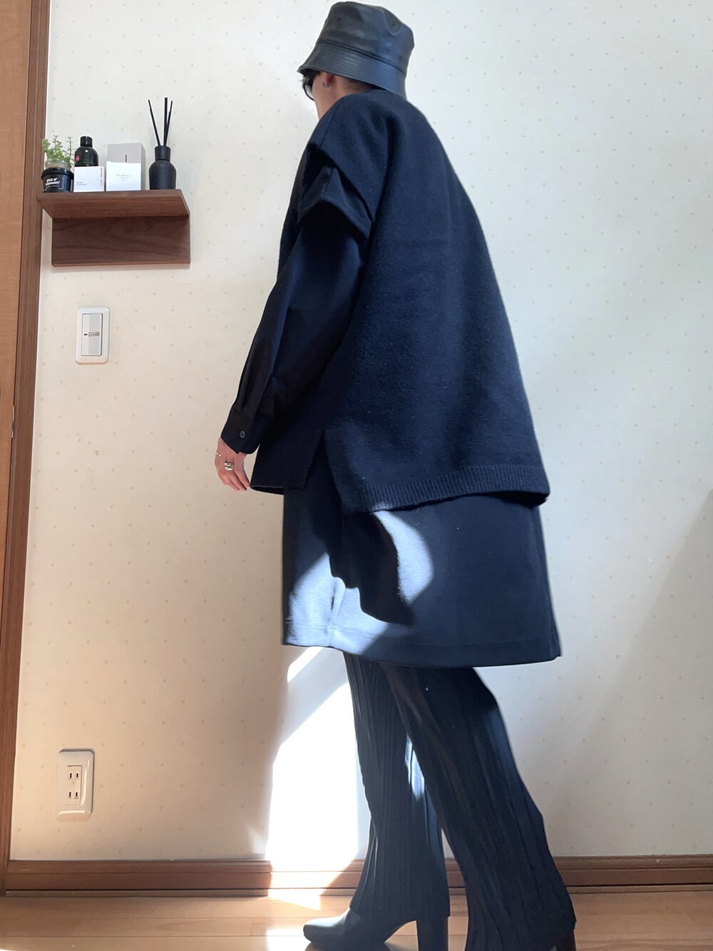 ブラック系のワンピース、ブラック系のTシャツ/カットソー、ブラック系のベストを着用したメンズの冬コーディネートの3枚目の写真