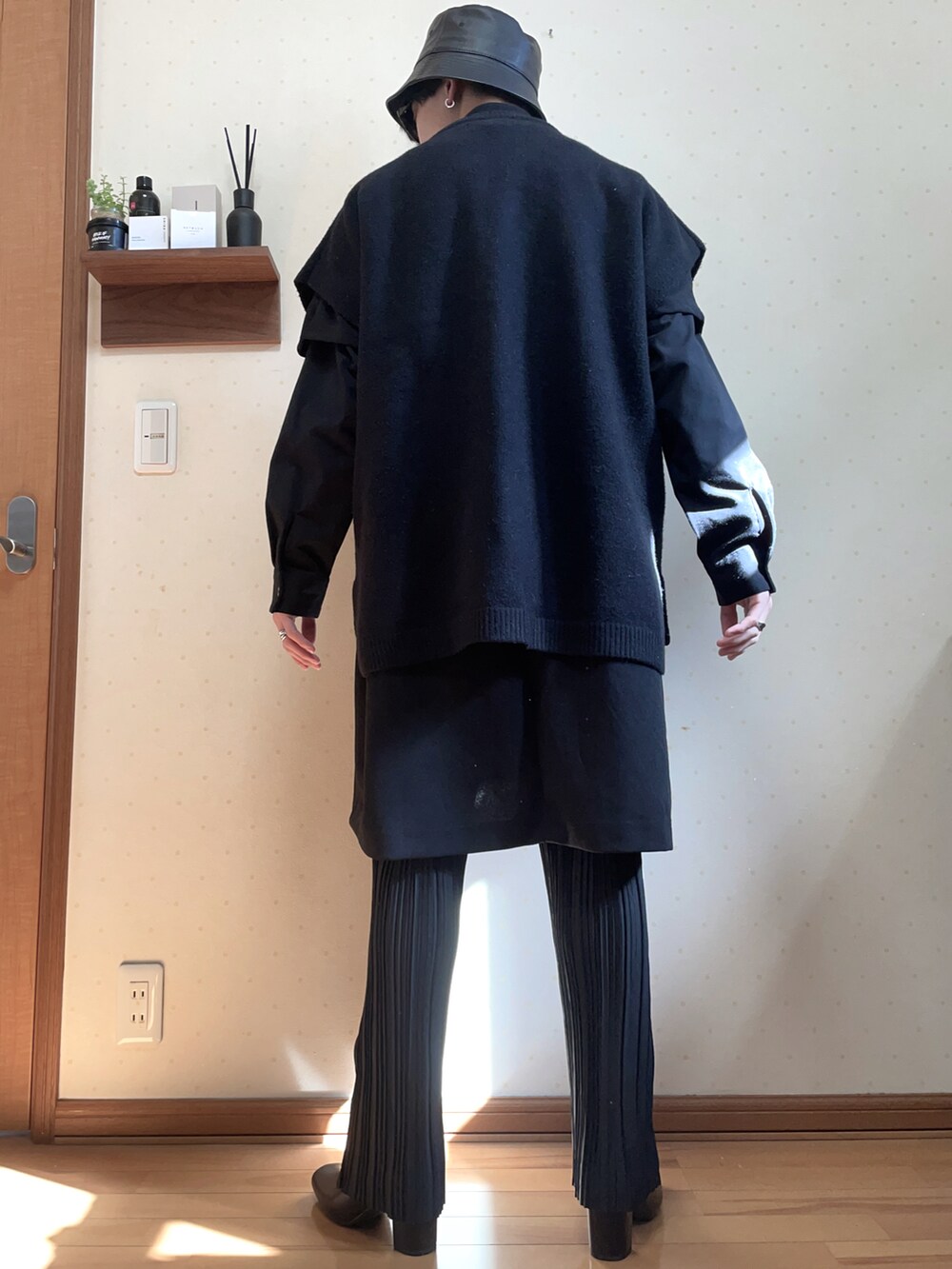 ブラック系のワンピース、ブラック系のTシャツ/カットソー、ブラック系のベストを着用したメンズの冬コーディネートの2枚目の写真