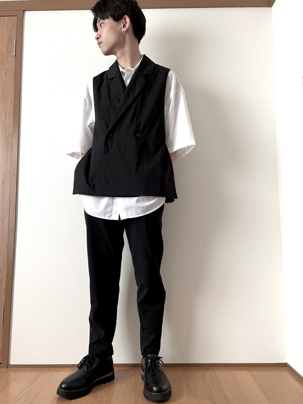 ブラック系のベスト、ホワイト系のシャツ/ブラウス、ブラック系のその他パンツを着用したメンズの春コーディネートの4枚目の写真