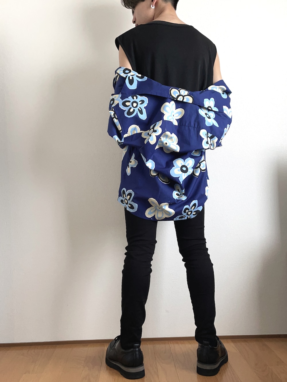 ブルー系のシャツ/ブラウス、ブラック系のタンクトップ、ブラック系のデニムパンツを着用したメンズの夏コーディネートの3枚目の写真