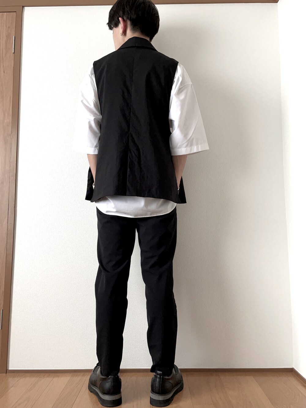 ブラック系のベスト、ホワイト系のシャツ/ブラウス、ブラック系のその他パンツを着用したメンズの春コーディネートの3枚目の写真