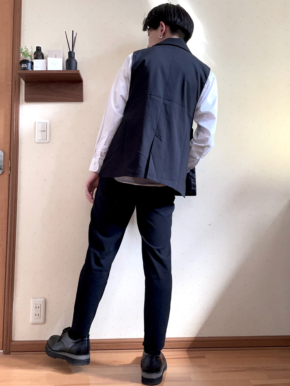 ブラック系のベスト、ホワイト系のシャツ/ブラウス、ブラック系のパンツを着用したメンズの春コーディネートの5枚目の写真