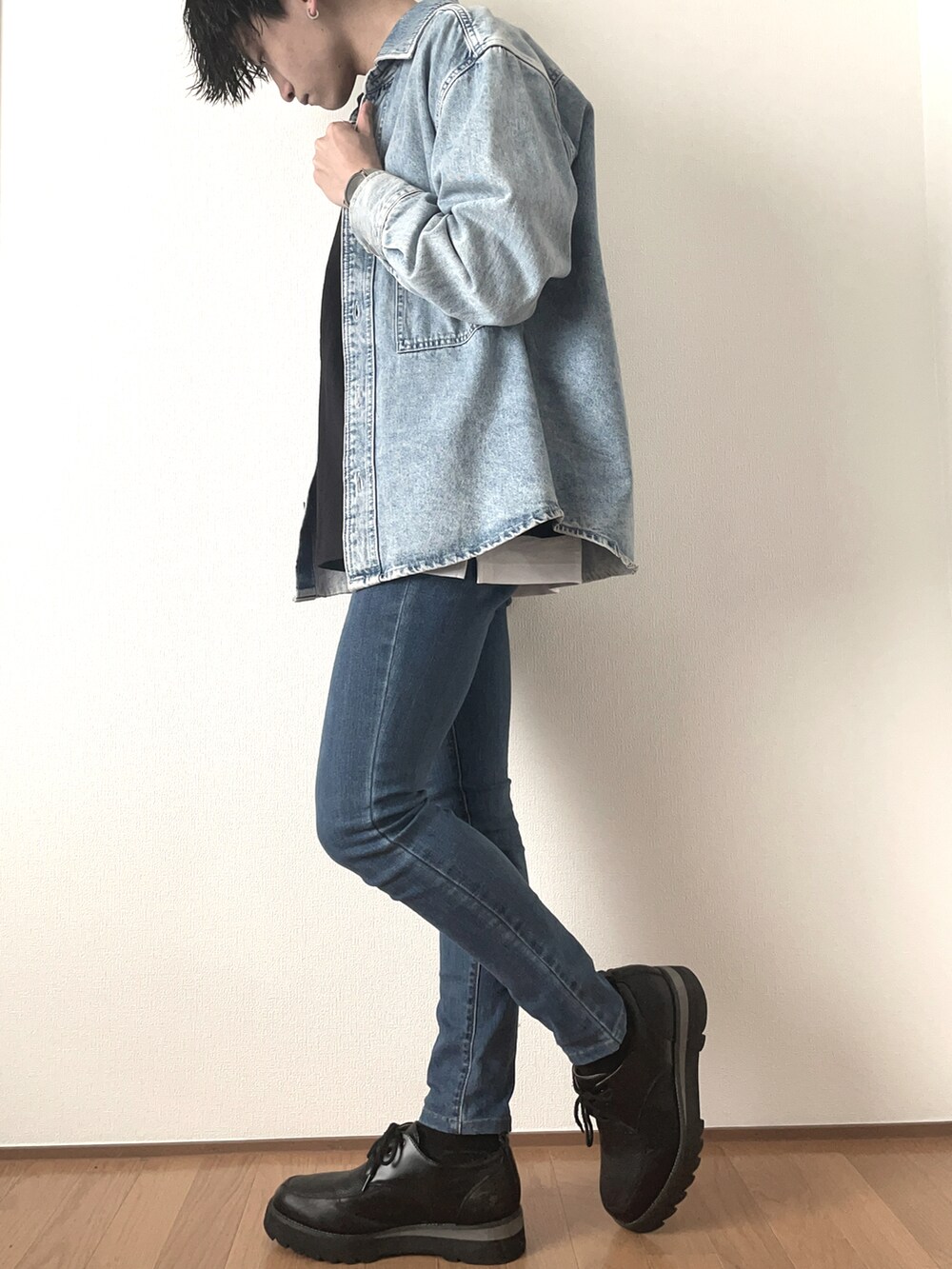 ブラック系のTシャツ/カットソー、ブルー系のデニムジャケット、ホワイト系のタンクトップを着用したメンズの春コーディネートの4枚目の写真