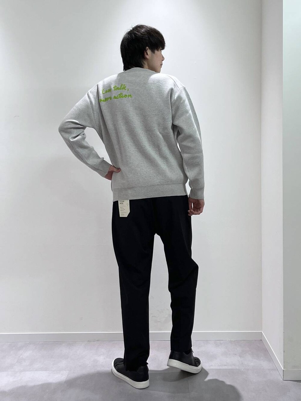 ブラック系のその他パンツ、ブラック系のその他シューズを着用したメンズの春コーディネートの3枚目の写真