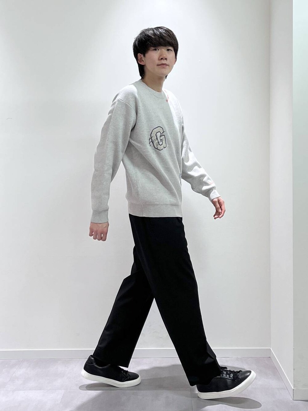 ブラック系のその他パンツ、ブラック系のその他シューズを着用したメンズの春コーディネートの2枚目の写真
