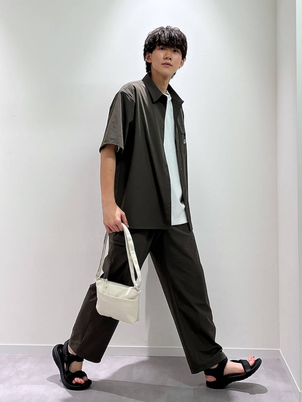 「カジュアル、ベーシック/シンプル、オーバーサイズ、夏コーデ、女子ウケ、ゆったり、モテ、GLOBAL WORK、サンダル、まちがいない服_GLOBAL WORK、カジュアルコーデ、シャツ、Tシャツ、パンツ、セットアップ」|「GLOBAL WORKのらくっショントレイルサンダル/321467(サンダル、ブラック系)」を使った、おませさん(メンズ・175cm)の夏コーディネートの2枚目の写真