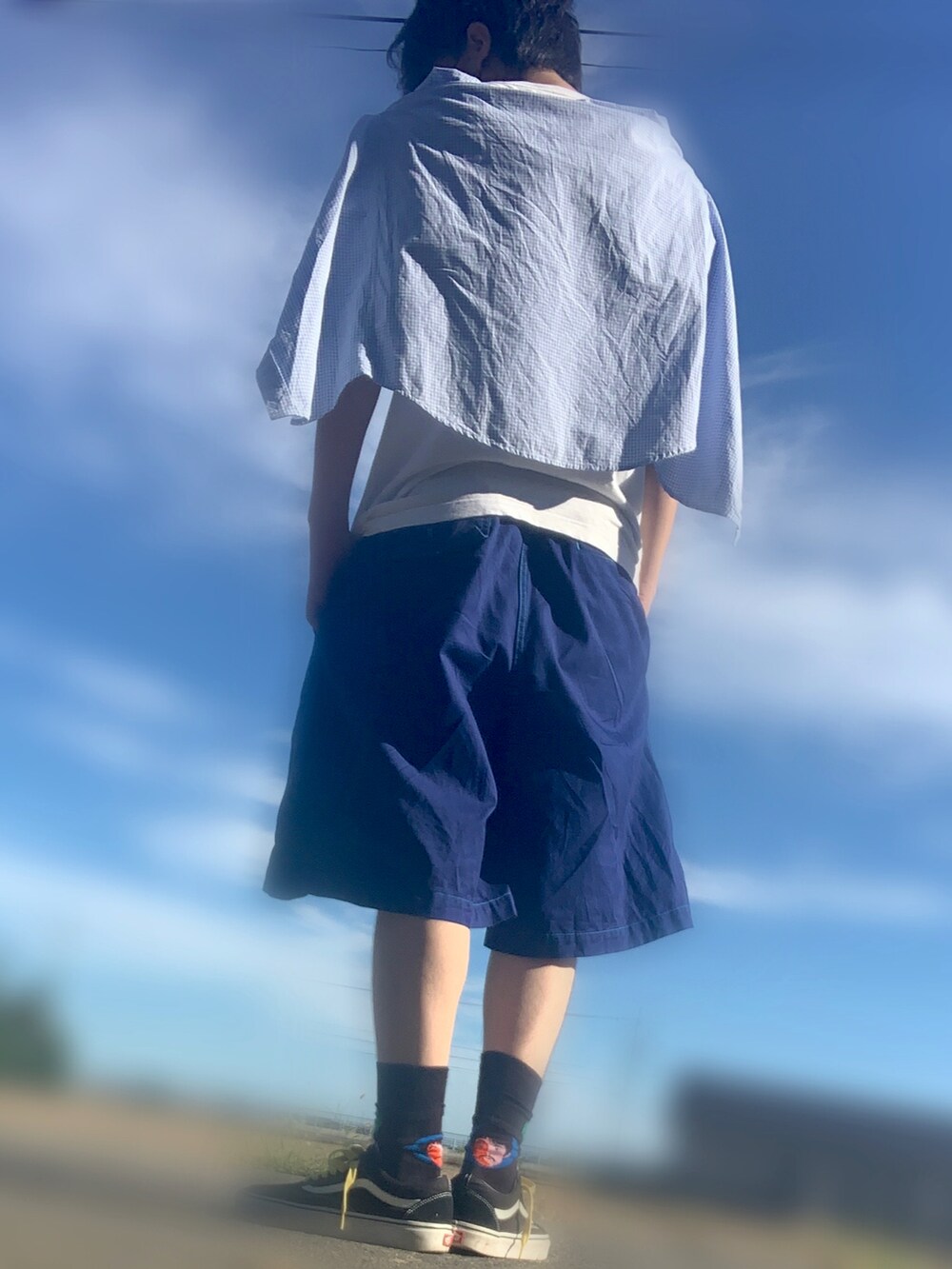 ブルー系のシャツ/ブラウス、ホワイト系のTシャツ/カットソー、ブラック系のスニーカーを着用したメンズの夏コーディネートの2枚目の写真