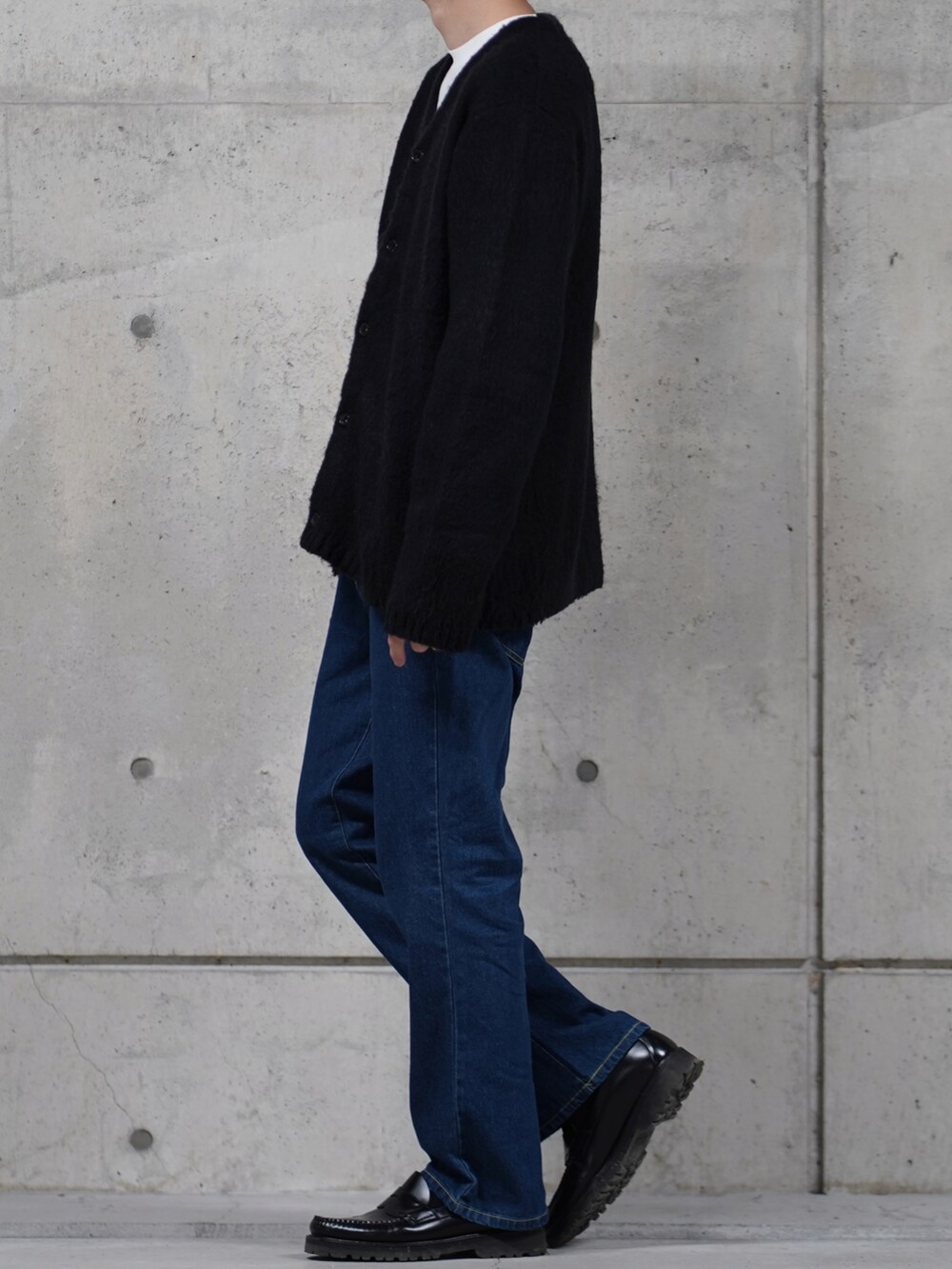 ブルー系のデニムパンツを着用したメンズの冬コーディネートの2枚目の写真