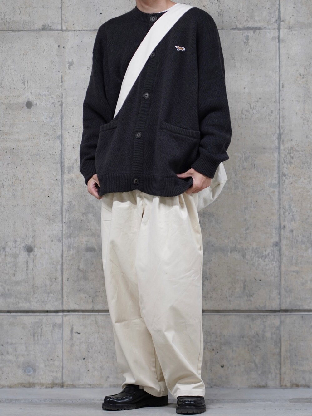 「モヘヤニット、ニット、カーディガン、モノトーン、ワイドパンツ、白パンツ、ローファー、革靴、ショルダーバッグ、秋冬コーデ、シンプルコーデ、おしゃれさんと繋がりたい、プチプラ、モヘアカーディガン、シンプル」｜「PENNEYSのPENNEYS/ペニーズ 別注 THE FOX ロゴ ワッペン刺繍ワンポイント モヘアライクWジャガード編み クルーネックルーズニットカーディガン（カーディガン/ボレロ、ブラック系）」を使った、なおゑさん（メンズ・180cm）の冬コーディネートの2枚目の写真