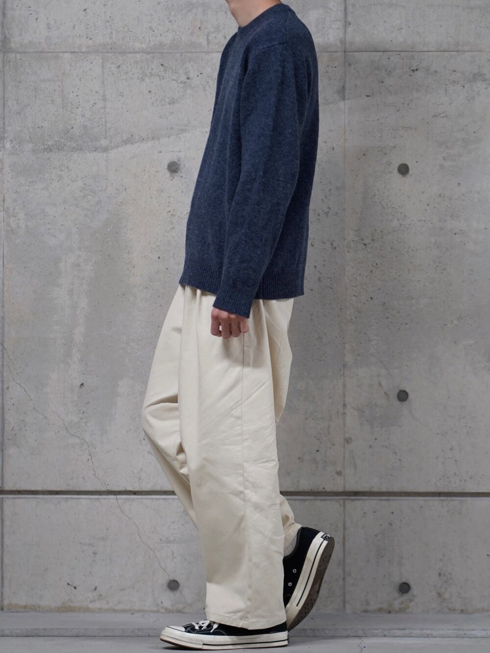 「冬コーデ、白パンツ、ニット、ワイドパンツ、スニーカー、コンバース、PR、ad、休日スタイル、今日のコーデ、カジュアル、シンプル、シンプルコーデ、くすみカラー、秋冬コーデ」｜「URBAN RESEARCH ROSSO MENの『XLサイズあり』『一部WEB限定カラー』シェットランドクルーネックニット（ニット/セーター、ブルー系）」を使った、なおゑさん（メンズ・180cm）の冬コーディネートの2枚目の写真