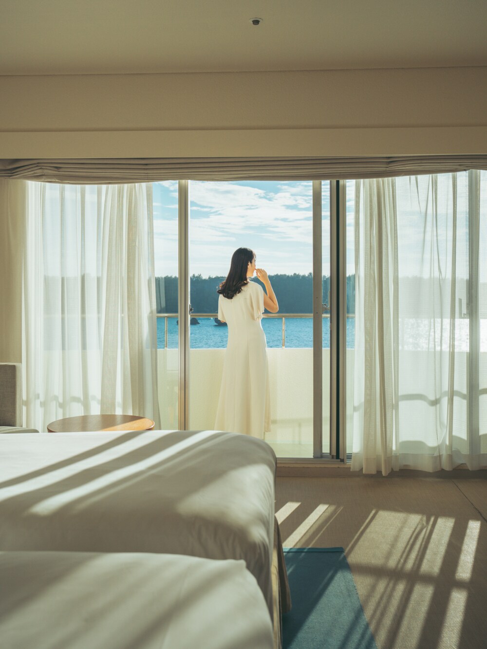 ホワイト系のワンピースを着用したレディースの秋コーディネートの2枚目の写真