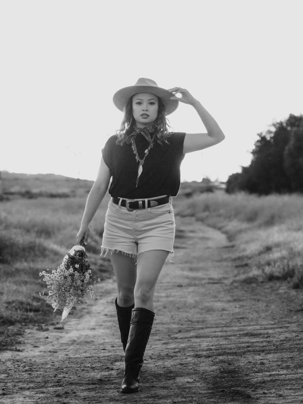 ベージュ系のハット、ベージュ系のその他を着用したレディースの春コーディネートの2枚目の写真