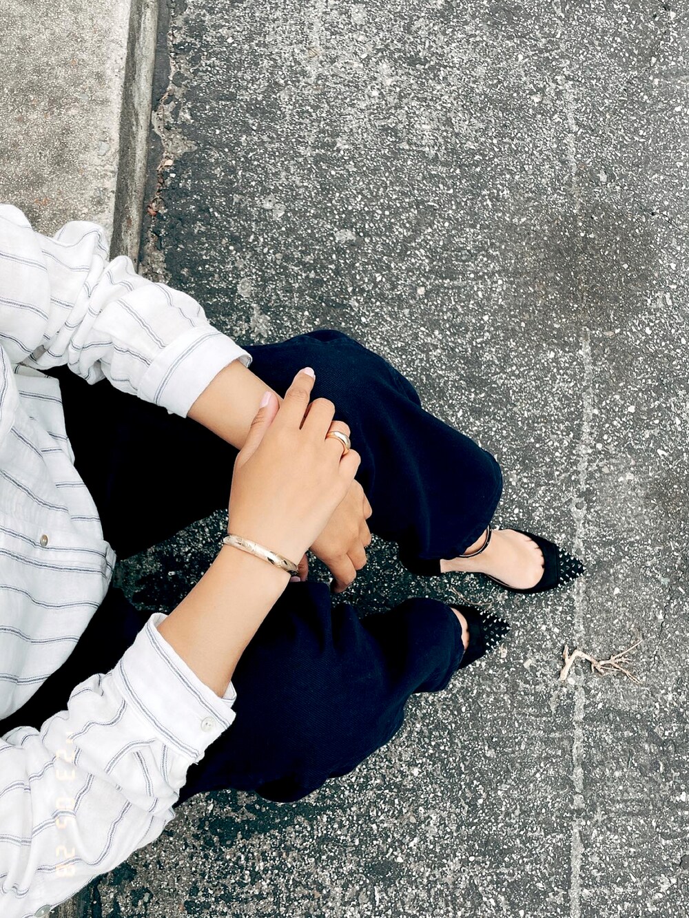 ブルー系のデニムパンツ、ブラック系のパンプスを着用したレディースの春コーディネートの2枚目の写真